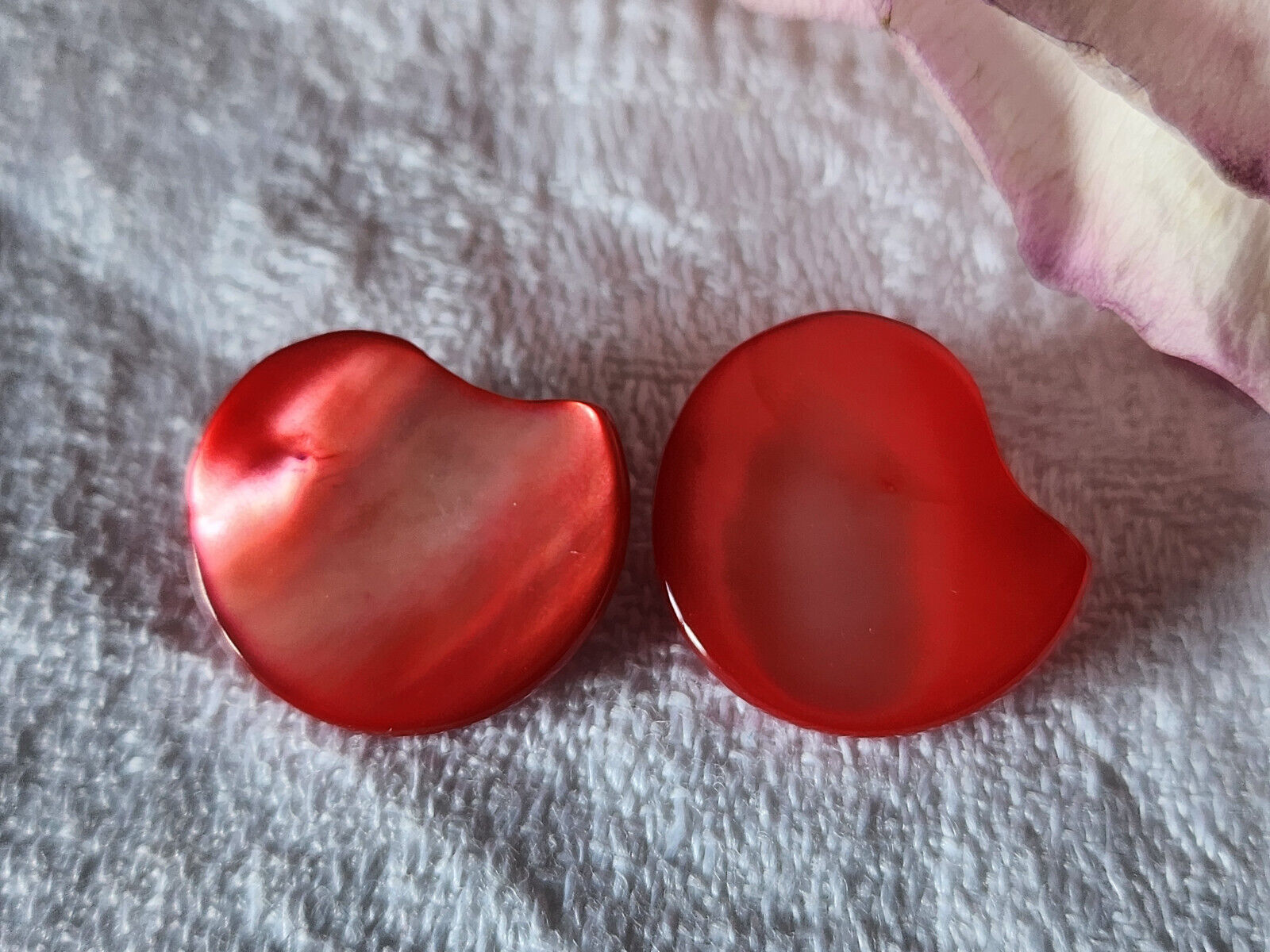 Duo boutons anciens en nacre rouge originaux vintage 1,7 cm D14B