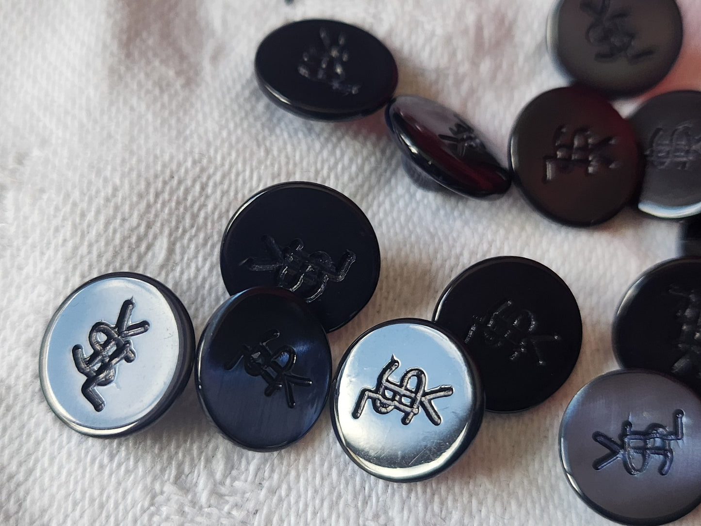 Lot  12  boutons vintage en nacre YSL siglé haute couture 1,1 cm ref 2439