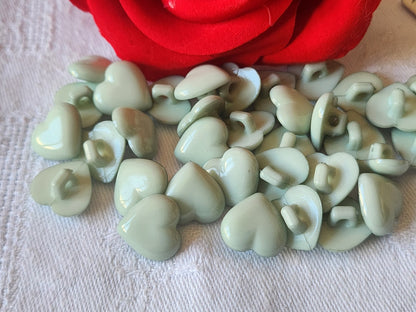 Lot 15 boutons vintage vert en forme de coeur pied  1,5 cm ref 620