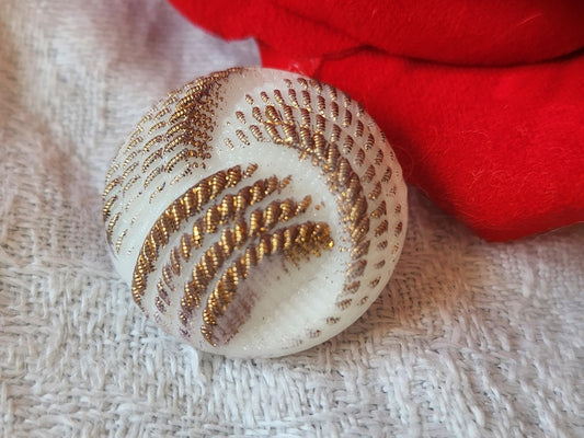 Gros bouton ancien  en verre blanc et doré volume  2,2 cm collection D17J