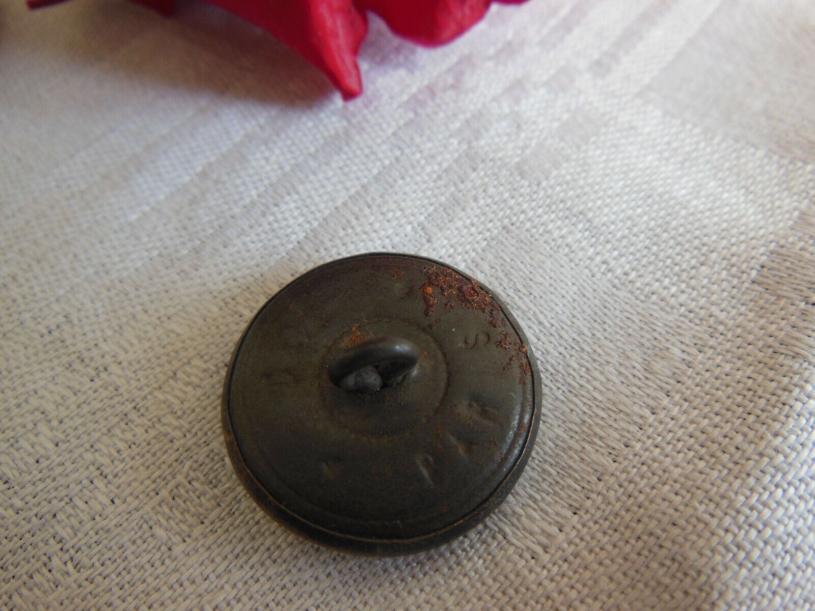 Bouton ancien en métal motif à nettoyer  à pied   2,1  cm D14C collection