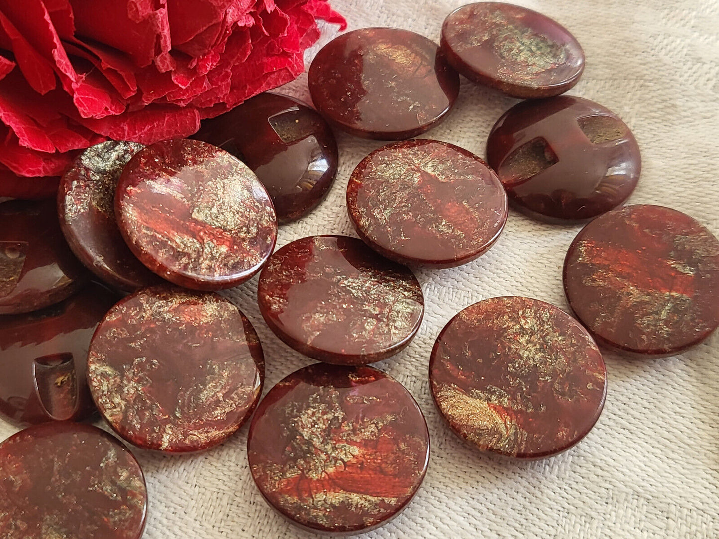 Lot 7 jolis boutons vintage inclusion doré rouge foncé  pied 1,7 cm ref 1723