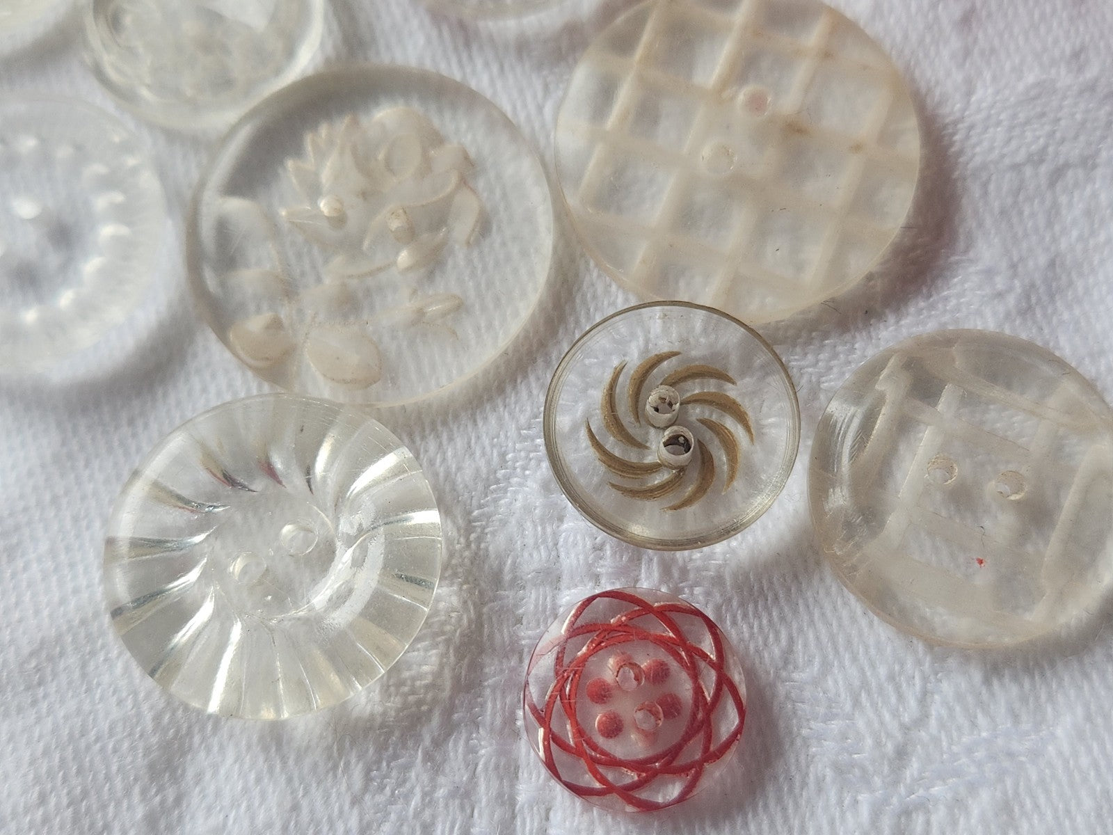 Lot 12 boutons anciens lucite ciselé collection 1,4 cm à 2,2 cm ref 3062