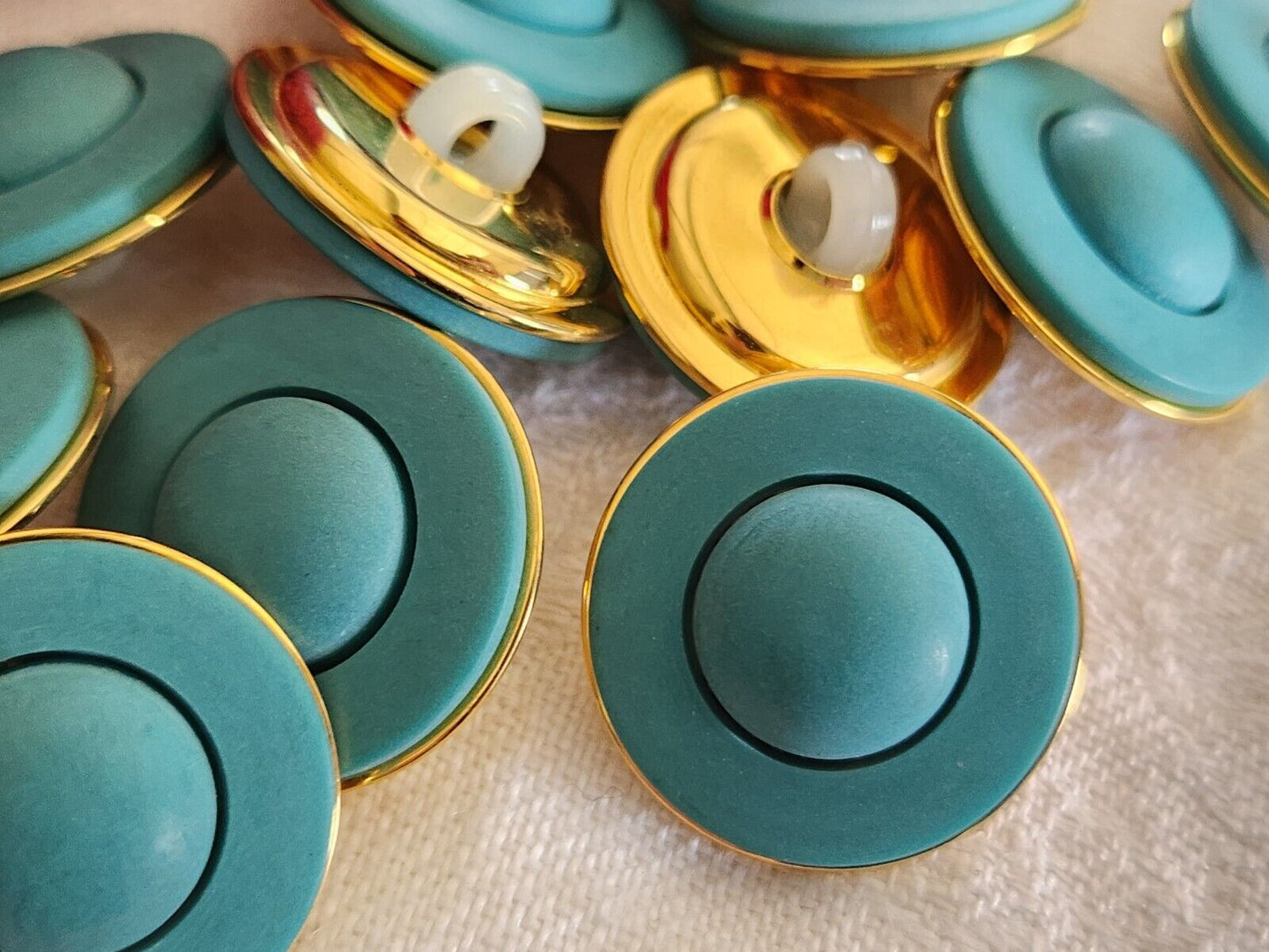 Lot 6 boutons vintage bleu bombé à pied doré 2,2 cm ref 2595