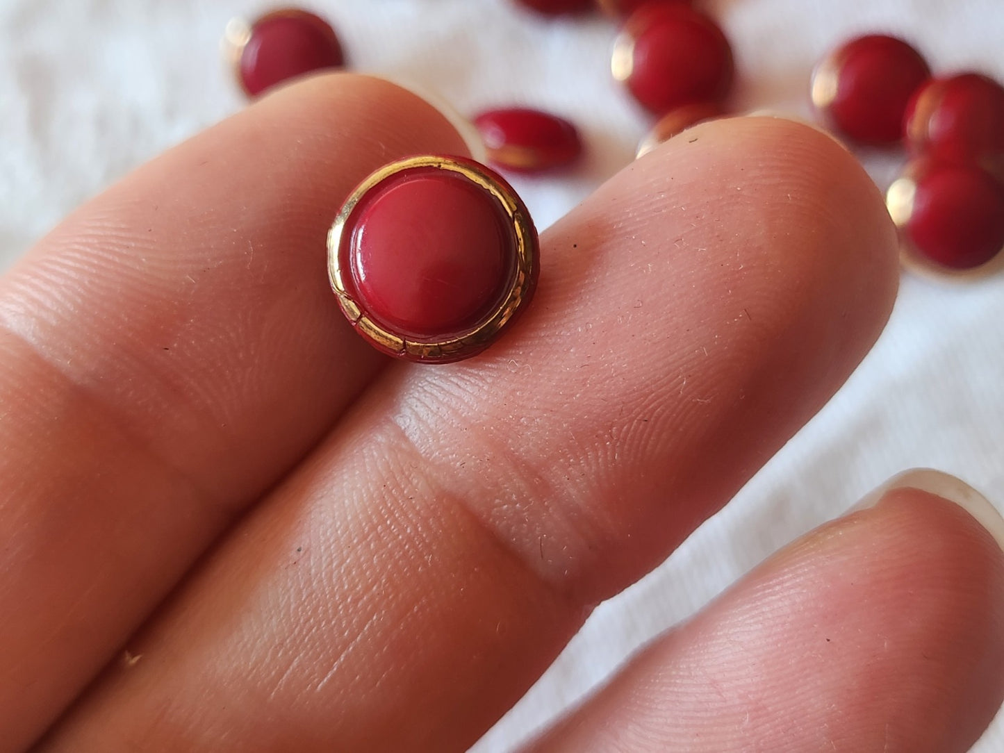 Lot 15 mini boutons vintage en verre rouge doré 1,1 cm ref 6041
