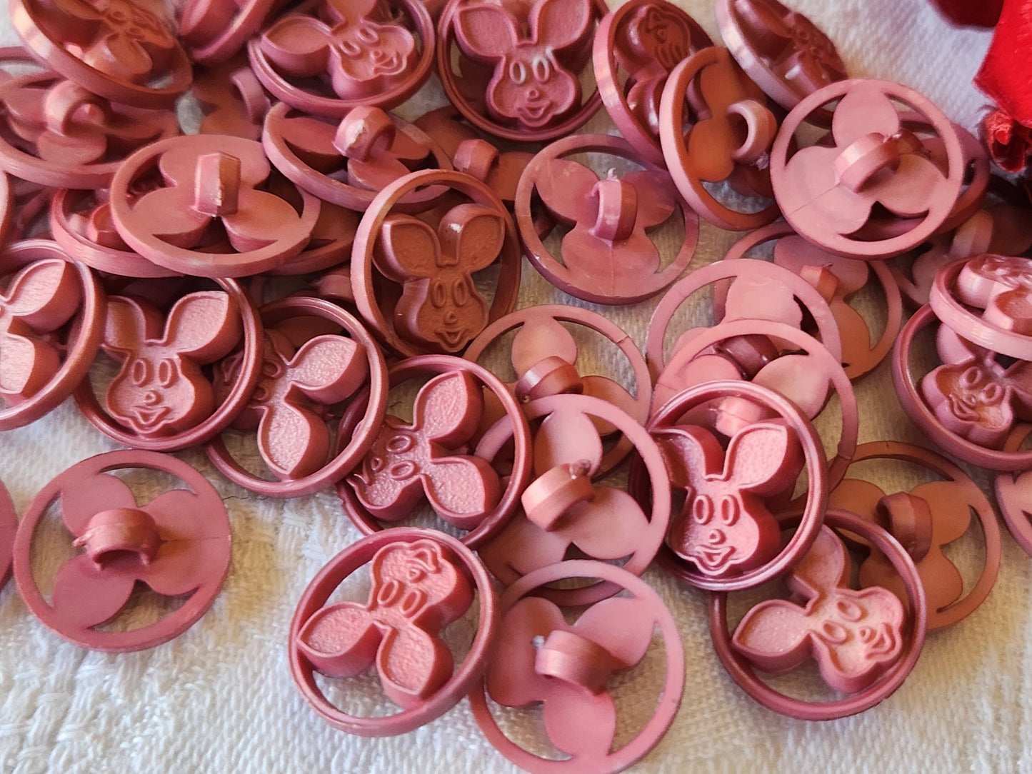 Lot 51 boutons rose lapin decoupis fond d'atelier 1,5 cm ref 4973