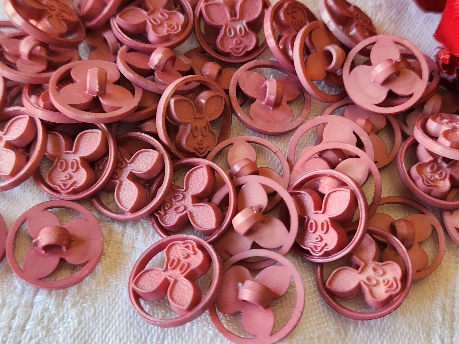 Lot 51 boutons rose lapin decoupis fond d'atelier 1,5 cm ref 4973