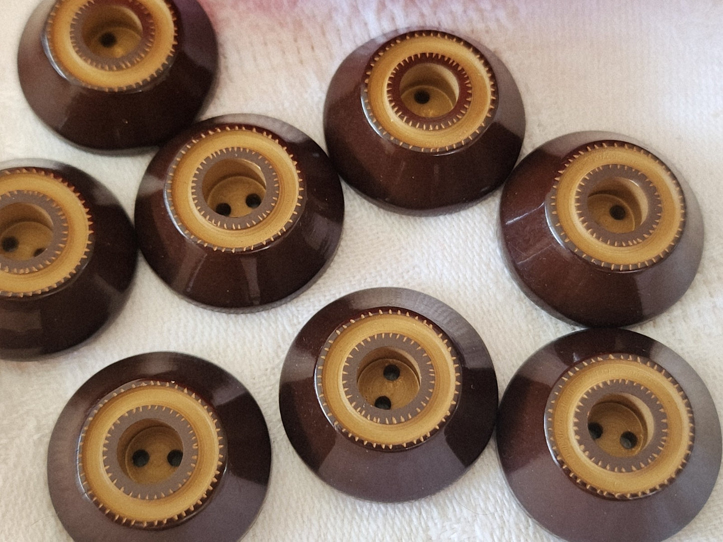 Lot 8 hauts boutons vintage marron deux tons ravissants trous 2,1 cm ref 3884