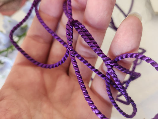 Cordon vintage satiné violet 5 métres sur 0,3 cm A3