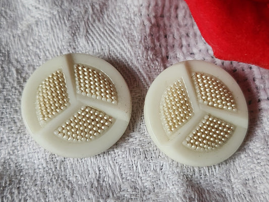 Duo gros bouton ancien  en verre blanc pied 2,3  cm D17F