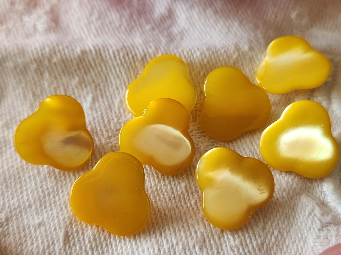 Lot 8 boutons anciens en nacre jaune  forme original 1,4 cm ref 6416