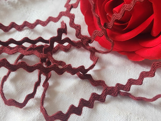 Dentelle vintage serpentine lie de vin croquet 6 métres sur 0,9 cm A5