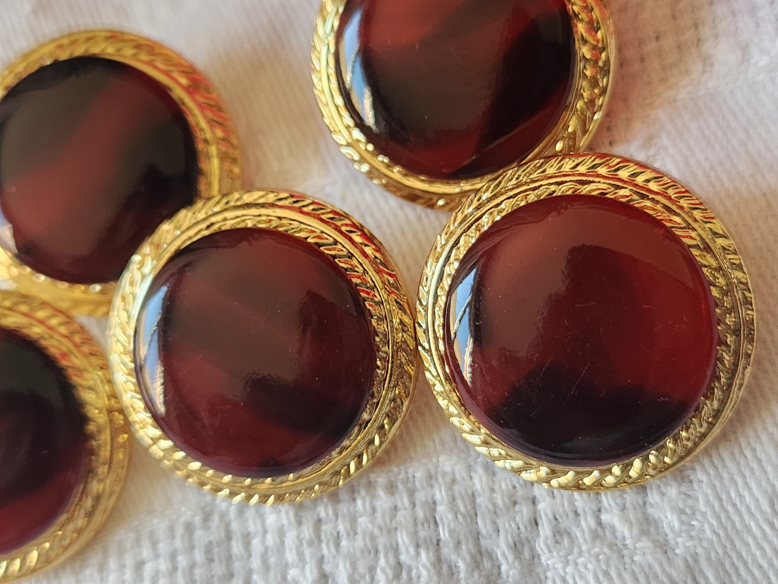 Lot 5 gros boutons vintage rouge doré acryllique pied 2,5 cm ref 5034