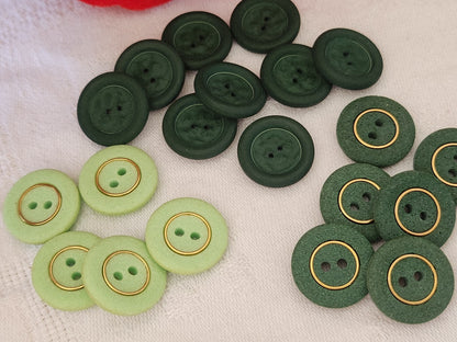 Lot 20 boutons vintage vert  mat trois series trous 1,7 cm ref 3888