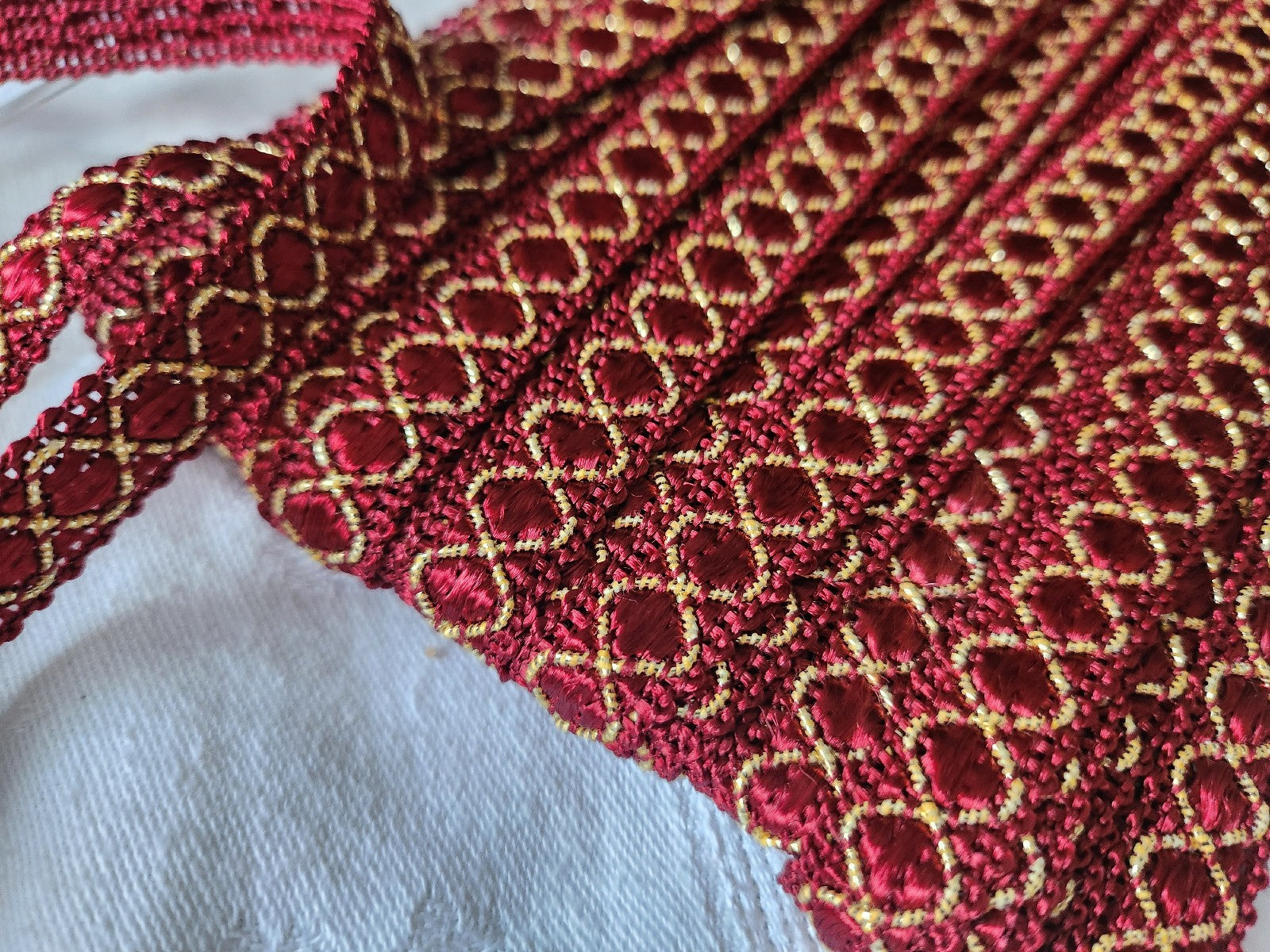 Galon vintage rouge/marron doré satiné 2 métres sur 1,3 cm A1