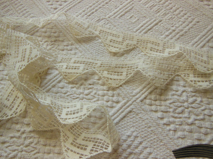 Dentelle ancienne motif géométrique  1 mètre 50 sur 4 cm T3-36