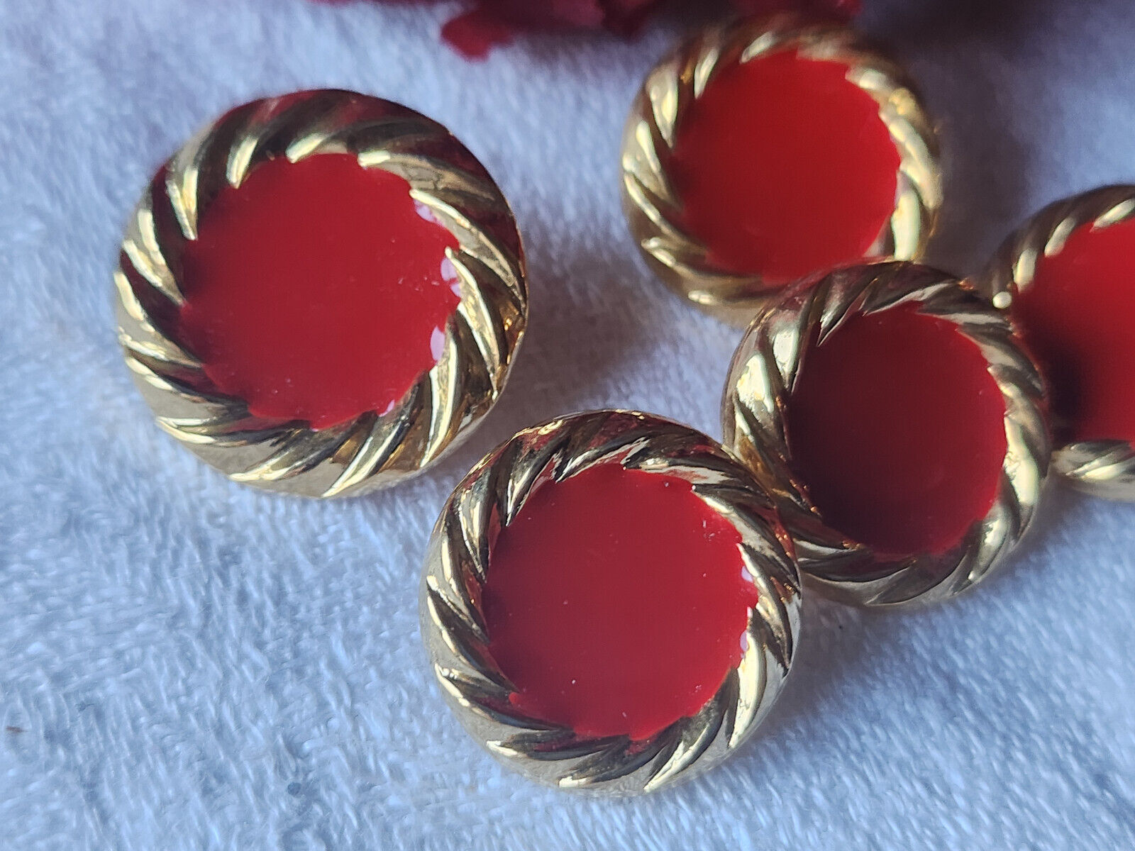 Lot 5 boutons vintage en métal doré rouge  1,8 cm (4) et 2 cm (1) ref 2304