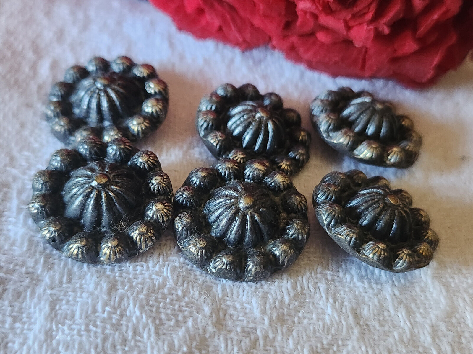 Lot 6 boutons anciens en métal à pied fort relief  1,7 cm superbe ref 5450