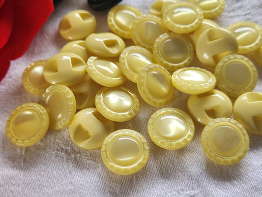Lot 15 boutons vintage jaune  lumineux travaillé pied 1,4 cm ref 2423