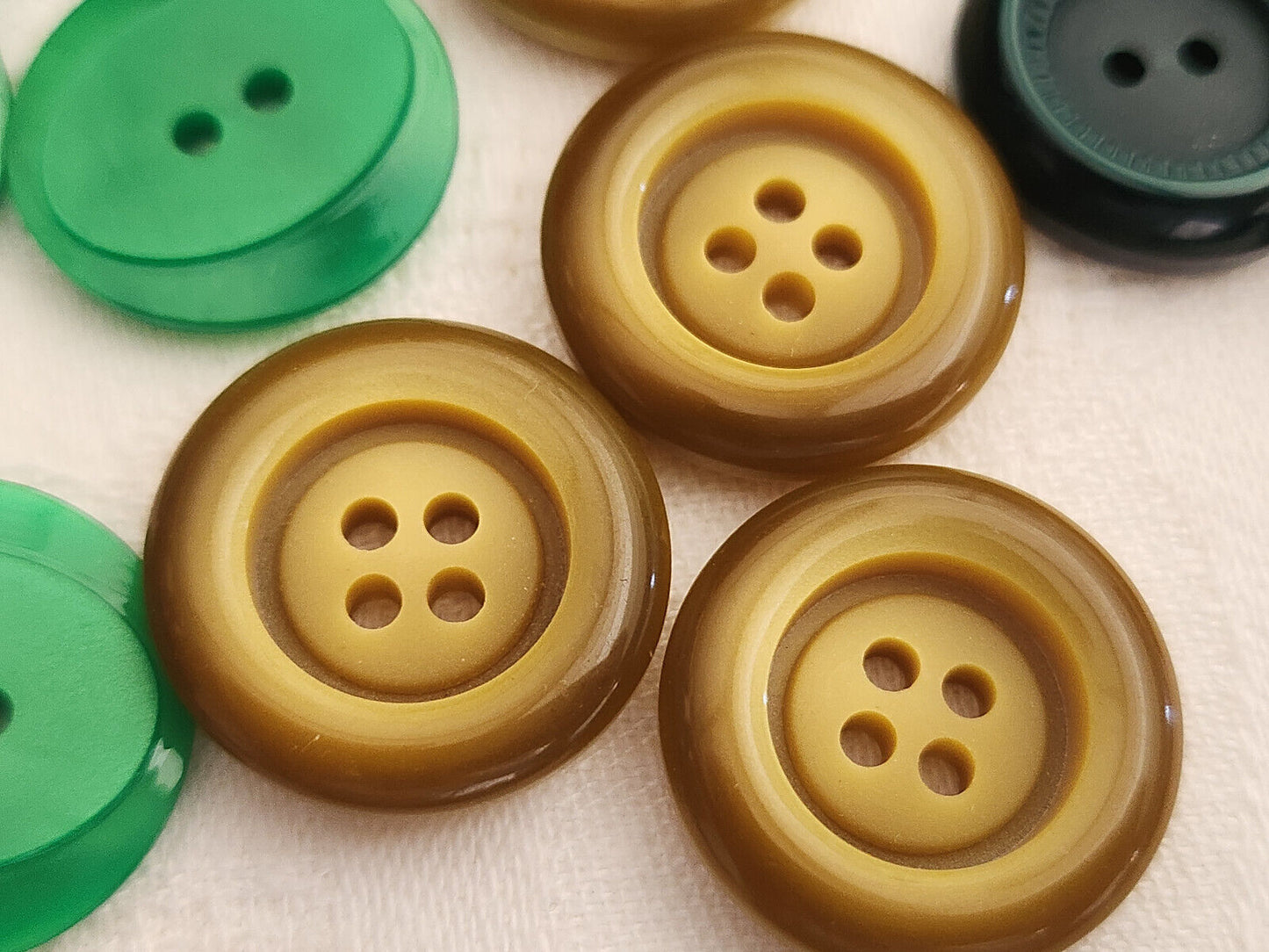 Lot 15 boutons vintage vert  3 series trous 2,1 et 2,2  cm ref 228