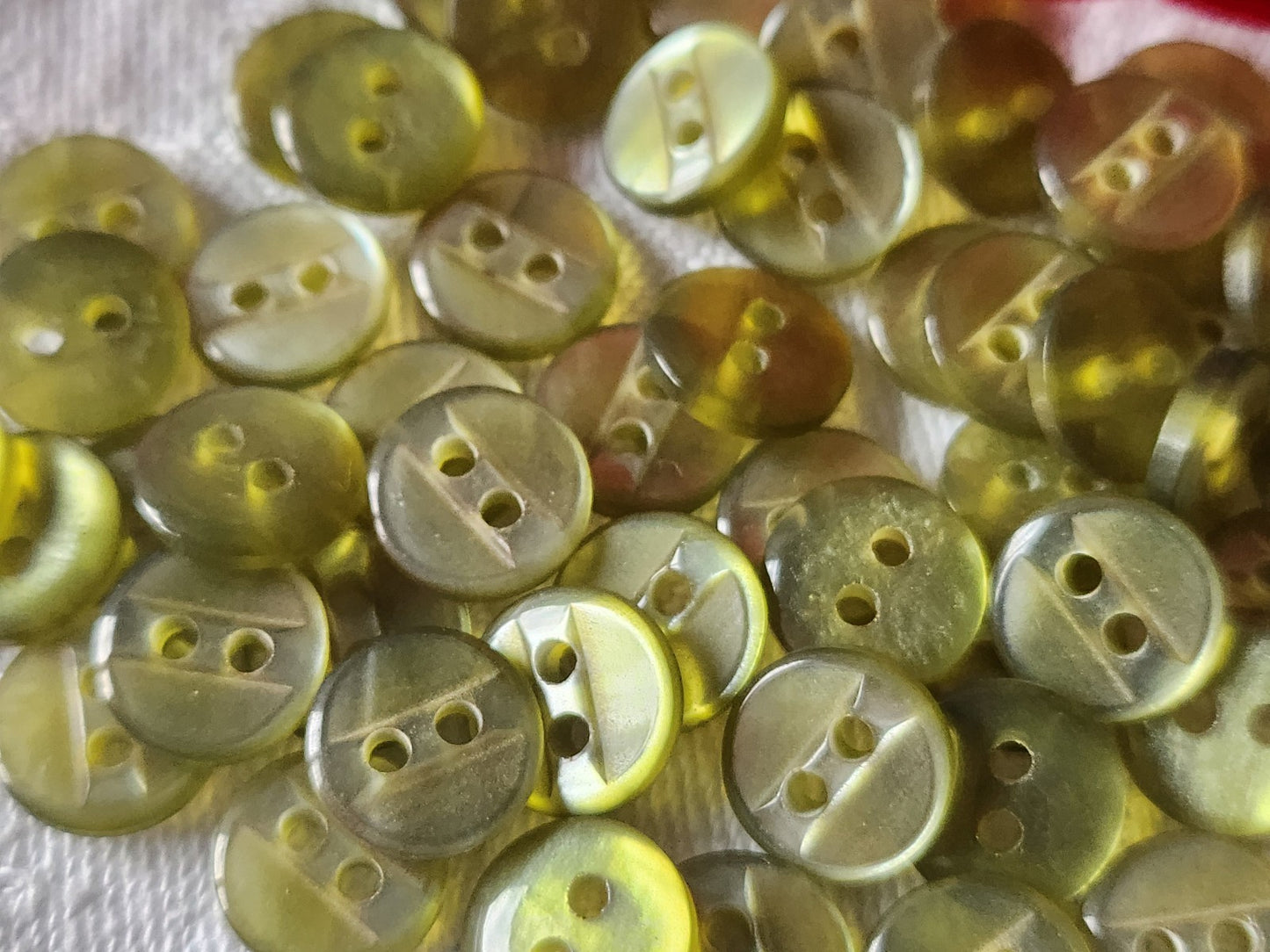 Lot 25 mini  boutons vintage vert nacré trous 1 cm ref 5103