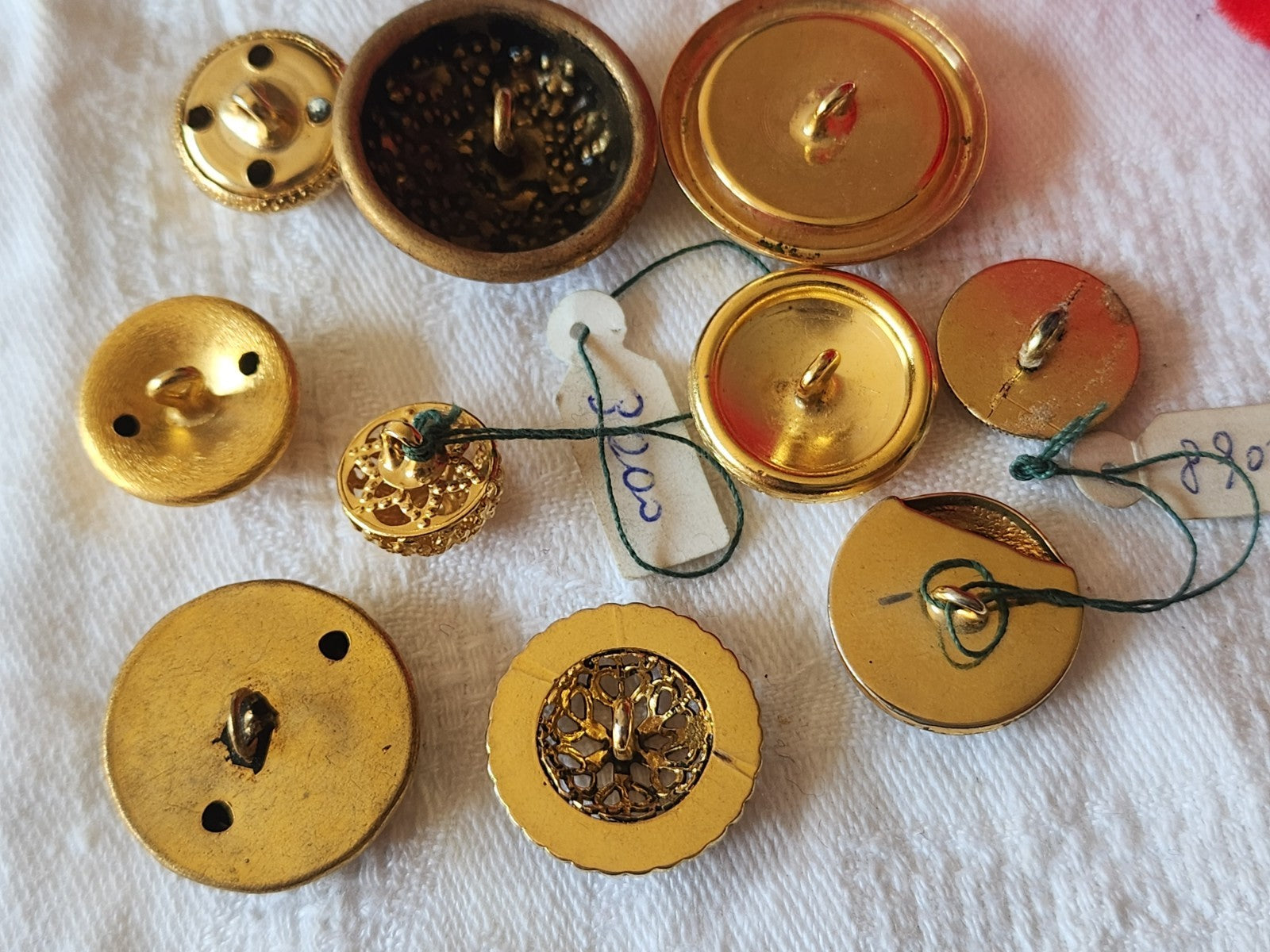 Lot 10 boutons vintage en métal doré 1,5 à 2,5 cm ref 6034