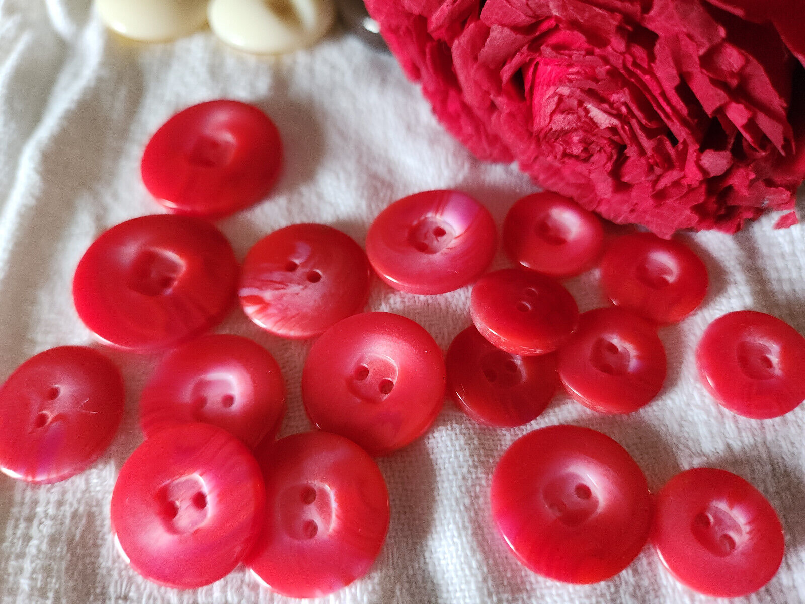 Lot 16 boutons vintage panaché rouge rosé trous  1,4 cm à 2,2 cm ref 2173