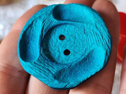 Enorme bouton vintage bleu paon mat sculpté 4,3 cm ref 3185