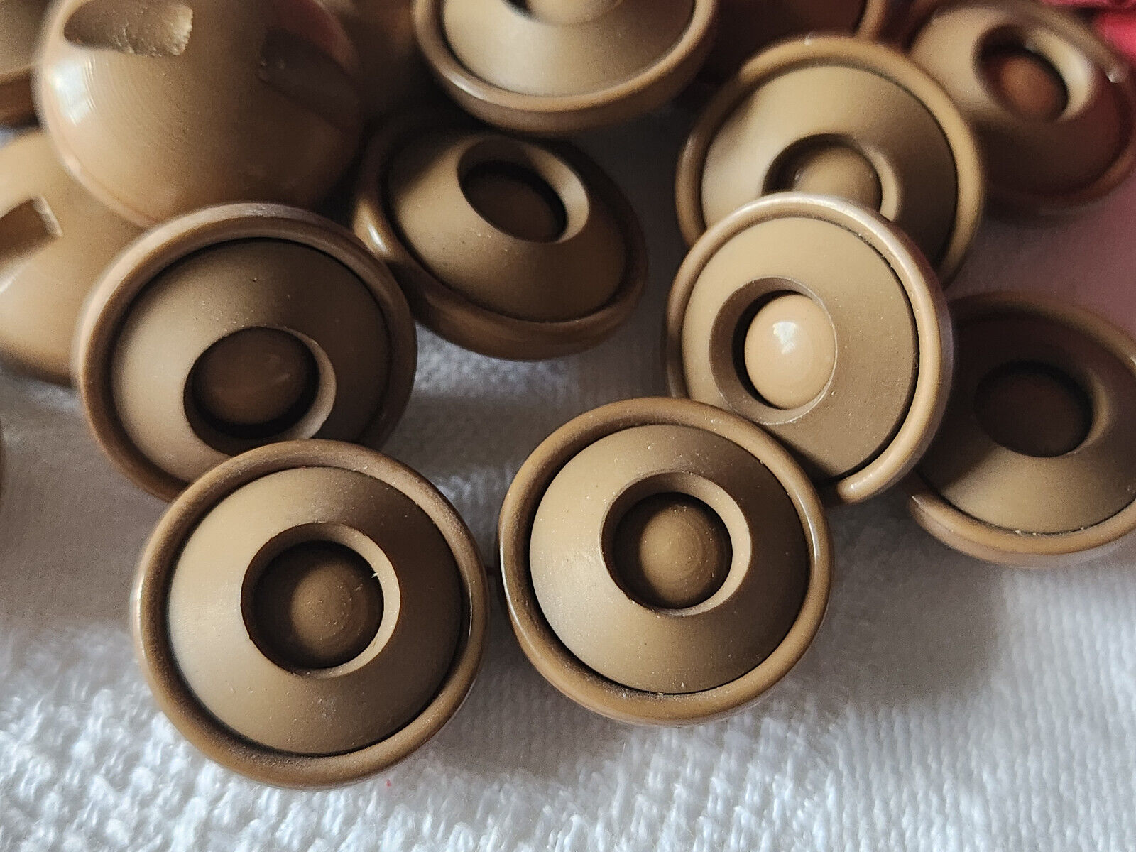 Lot 16 boutons vintage marron travaillé  à pied 1,7  cm  ref 3405