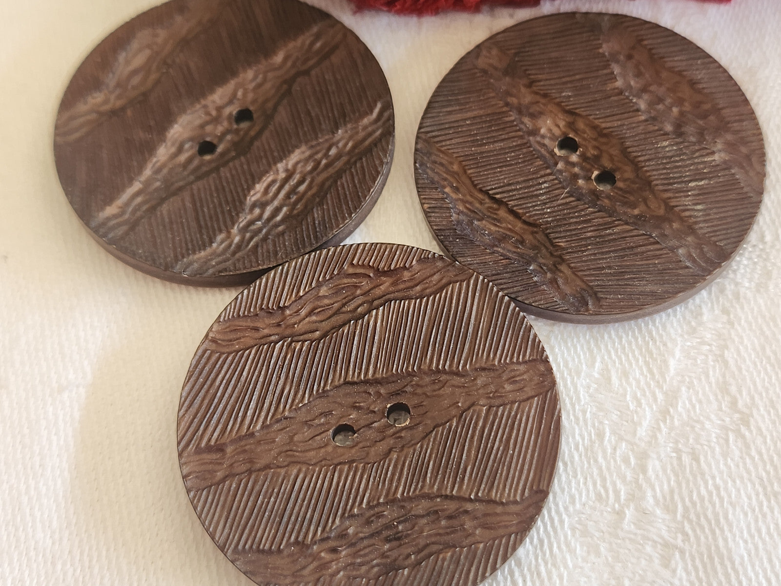 Trio énormes  boutons vintage marron mat texturé 3,4 cm ref 679