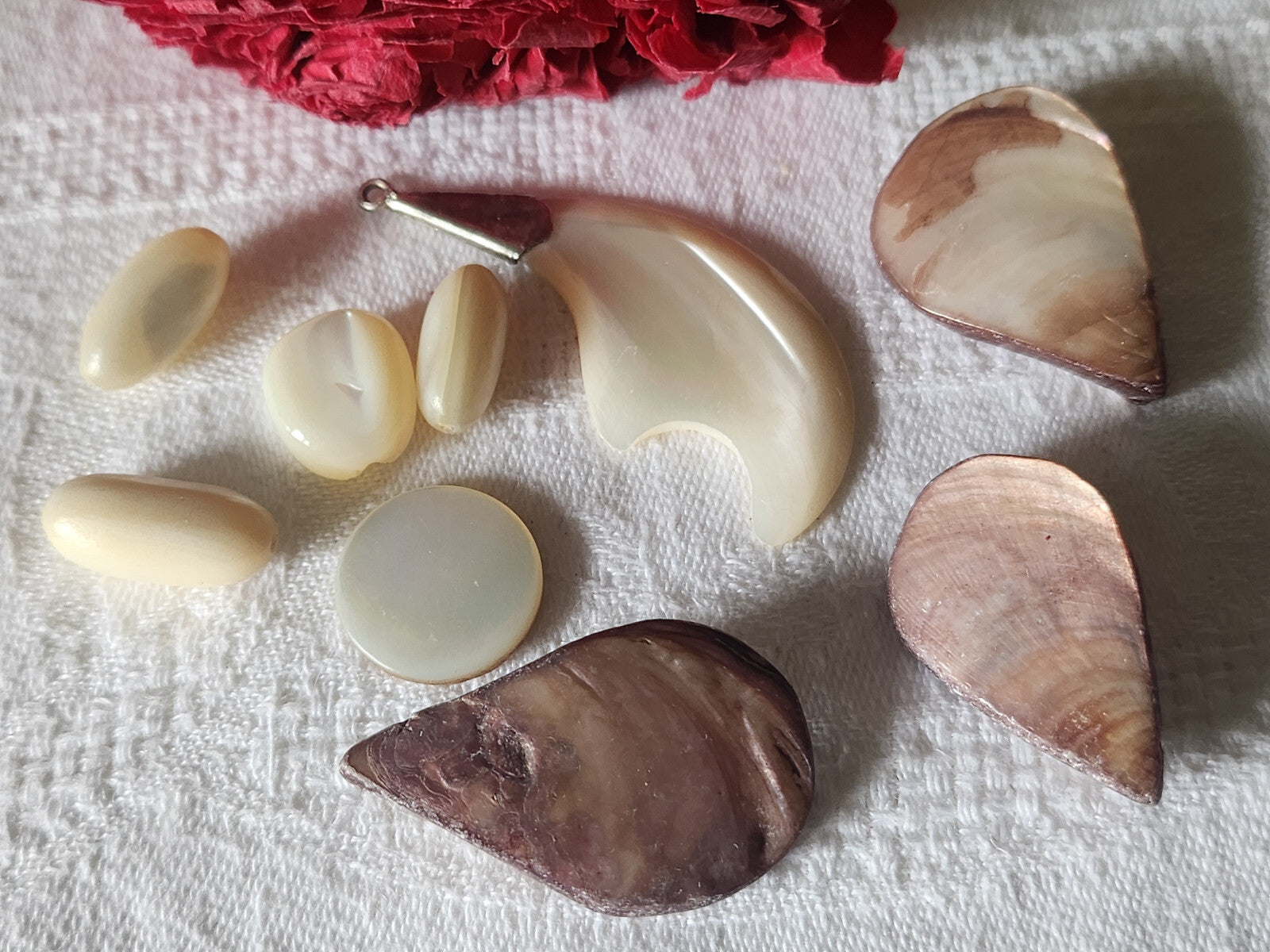 Petit lot de nacre perle, cabochon, pendant.... creation    ref 1153
