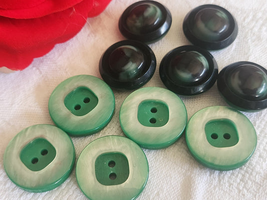 Lot 10 boutons vintage vert deux series 1,9 et 2,1 cm ref 2766