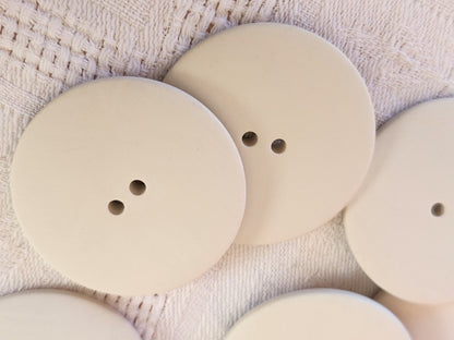 Lot 6 énormes boutons blanc mat trous lisse 3,6 cm ou 36 mm ref 6532