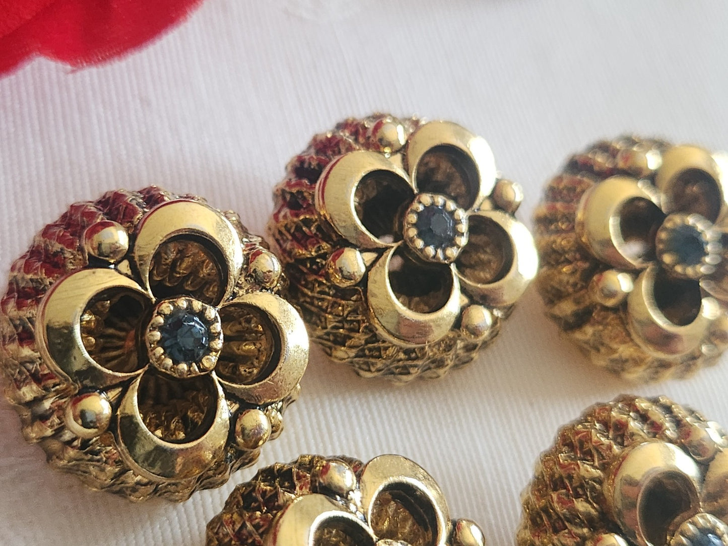 Lot 5 boutons vintage en métal doré volume coeur strass bleu 2,1 cm ref 6218