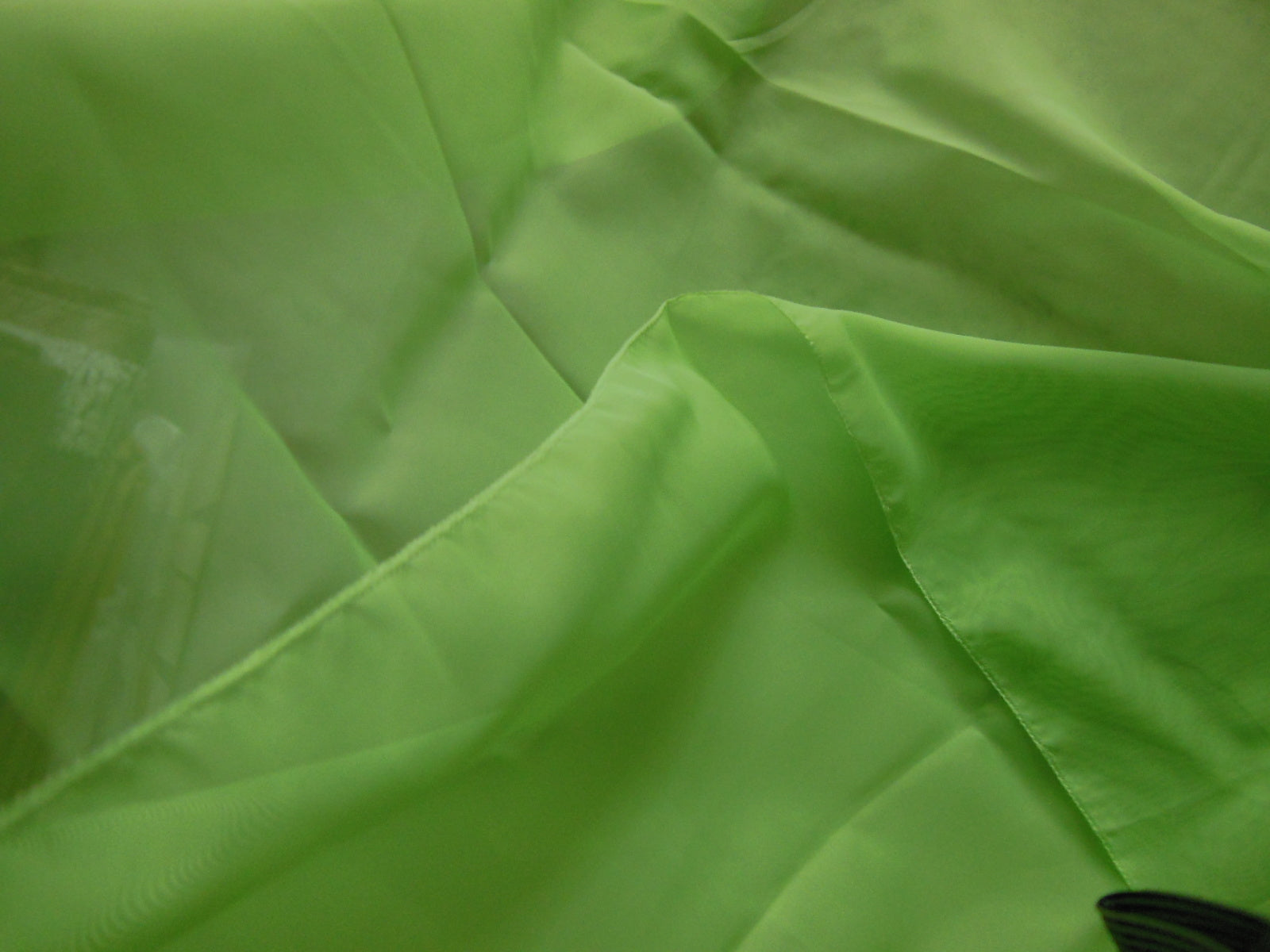 Coupon tissu pétillant  voilage vert bas plombé 78 cm sur 97 cm B3