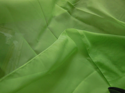 Coupon tissu pétillant  voilage vert bas plombé 78 cm sur 97 cm B3