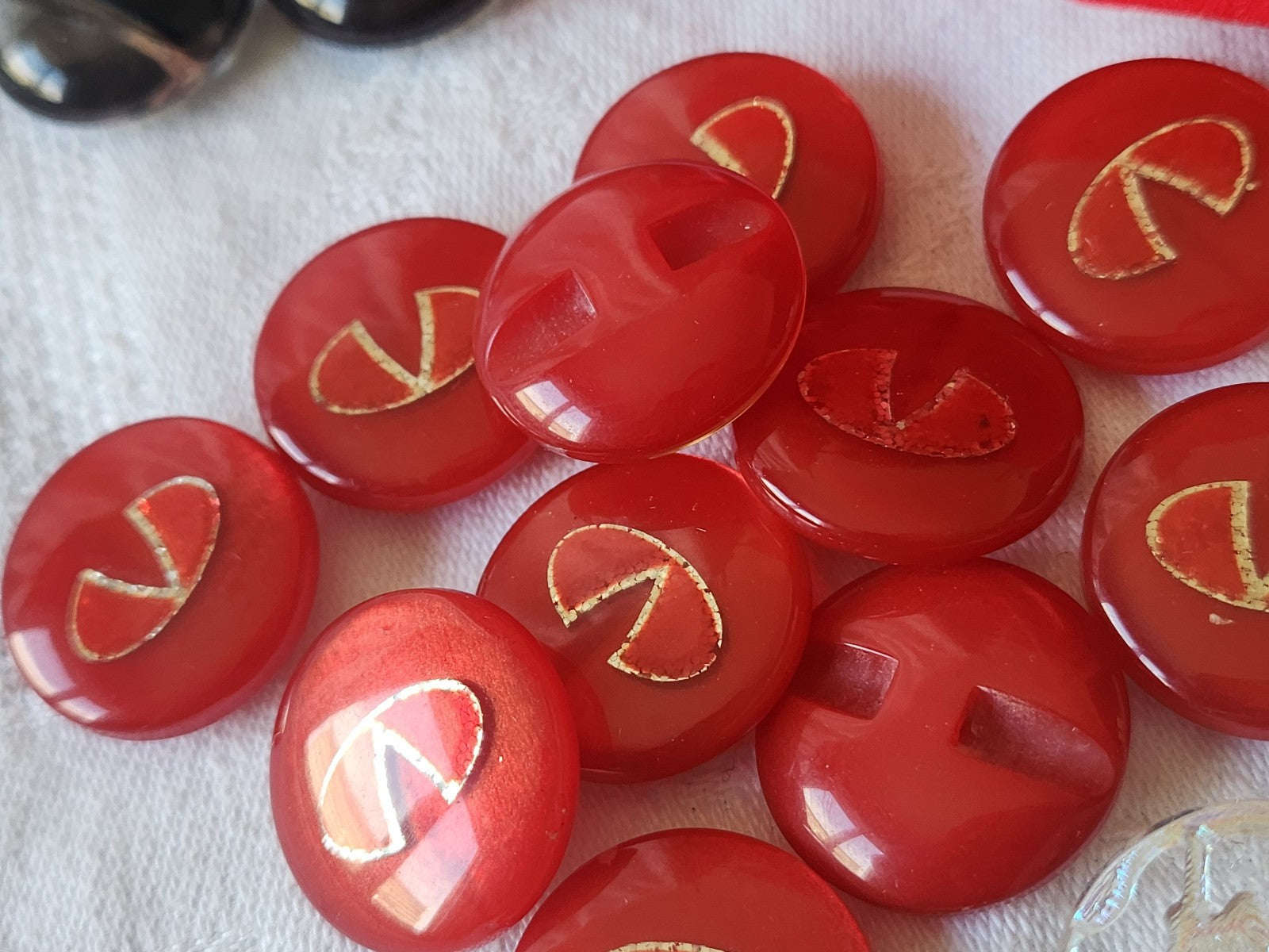 Lot 6  boutons vintage rouge inclusion argenté  pied lumineux 2,2 cm ref 2791