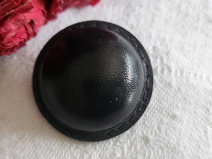Ancien bouton en cuir noir bombé  collection 2,8 cm G8N