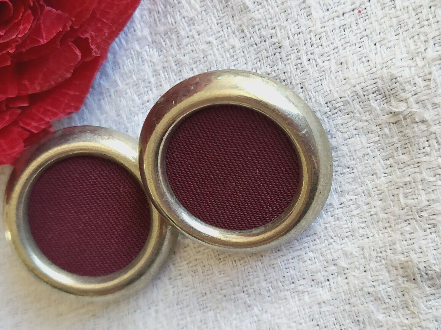 Duo boutons anciens en métal et tissu rouge Paris pied 2,2 cm D11E