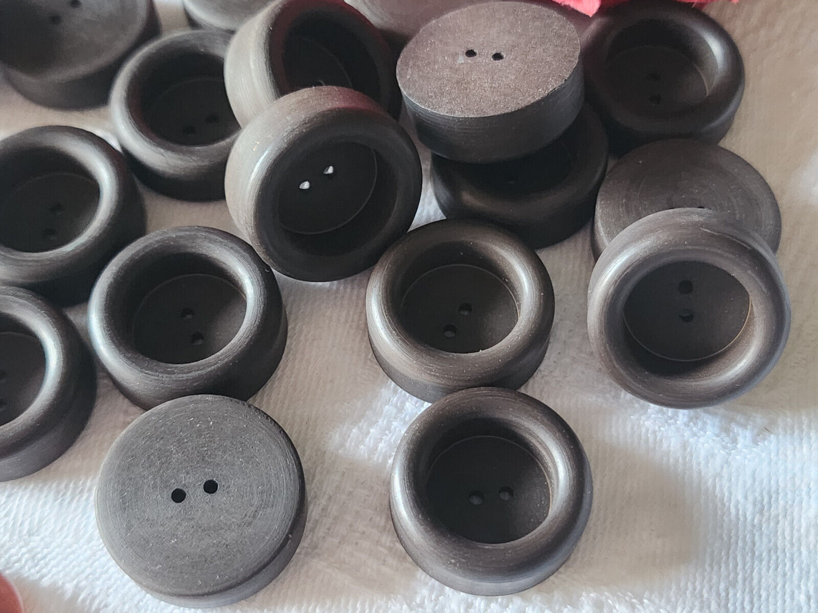 Lot 9 hauts boutons vintage marron mat trous  2 cm ref 3186