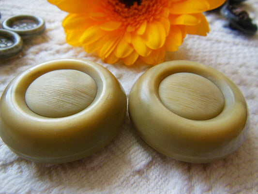 Duo gros boutons vintage beige sur pied 3,3  cm  ref 234