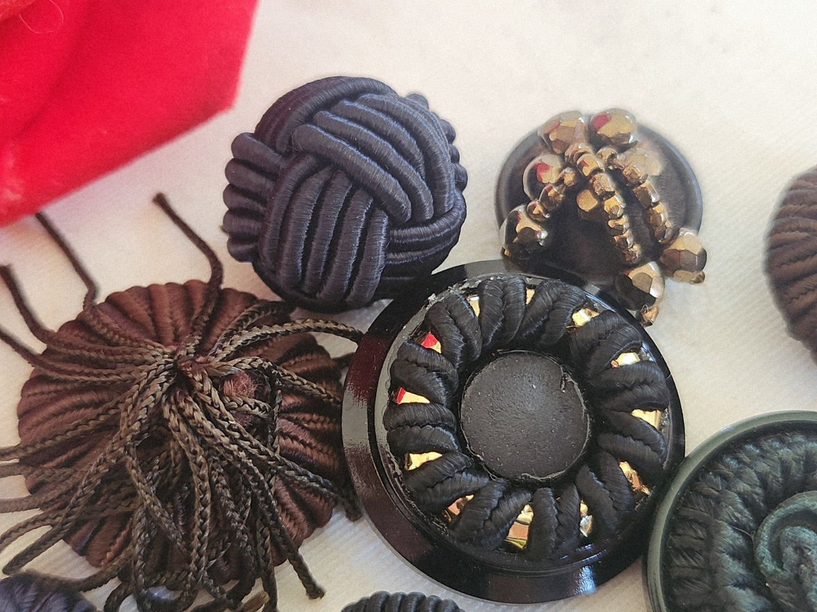 Lot 10 boutons anciens/vintage en passementerie 1,6 à 2,7 cm panaché  ref 6291