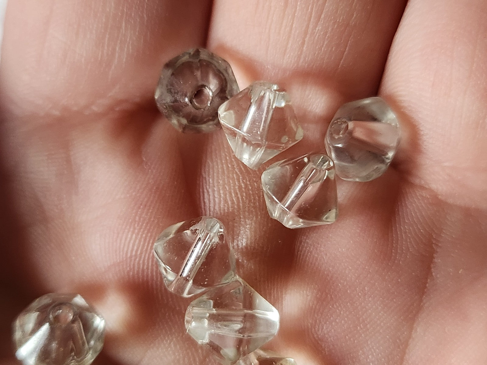 Lot 24 perles en verre anciennes forme toupie lisse transparente  ref 33553