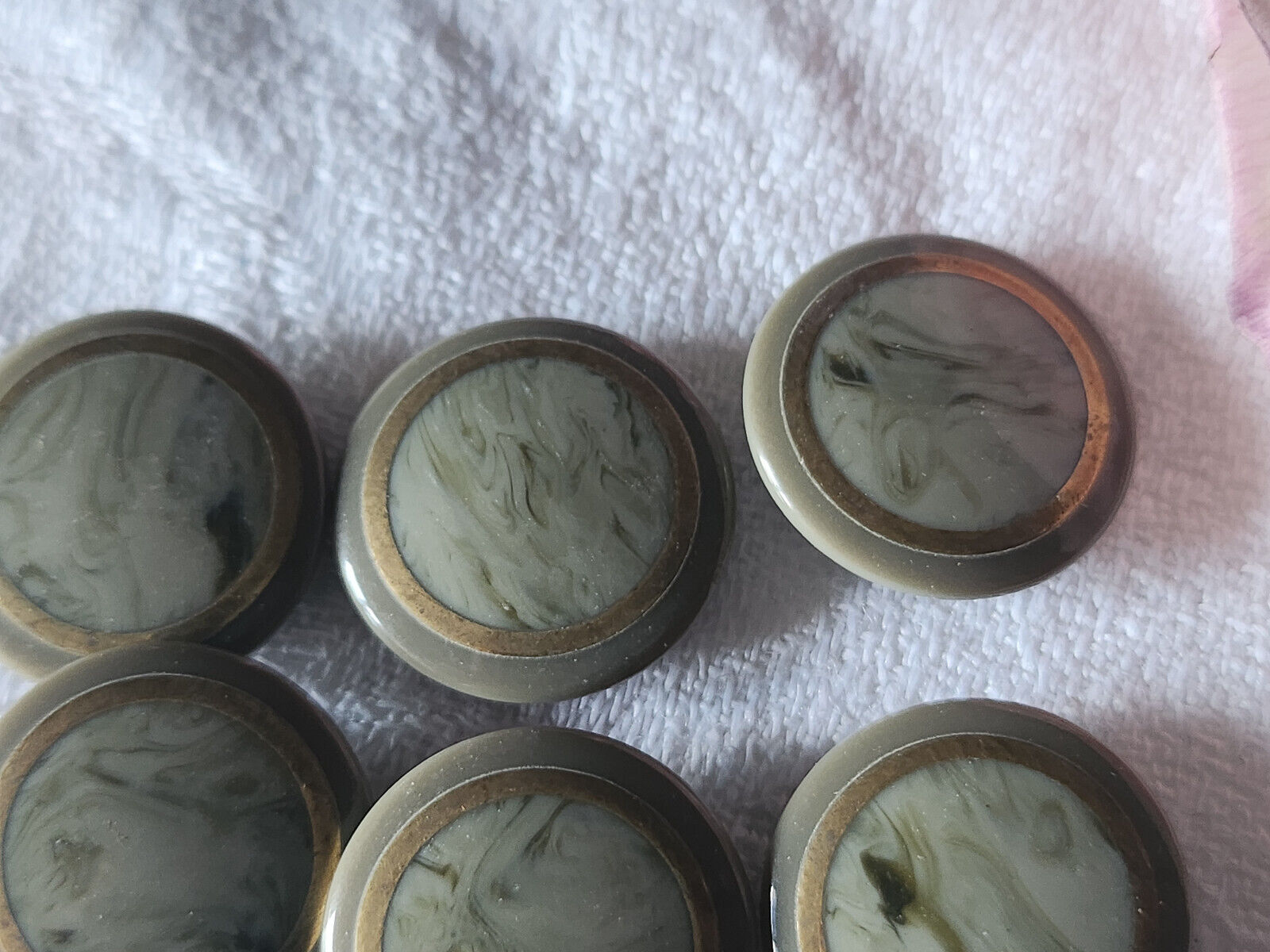 Lot 6 boutons vintage gris ravissants pied liseré doré  1,8 cm ref 0867