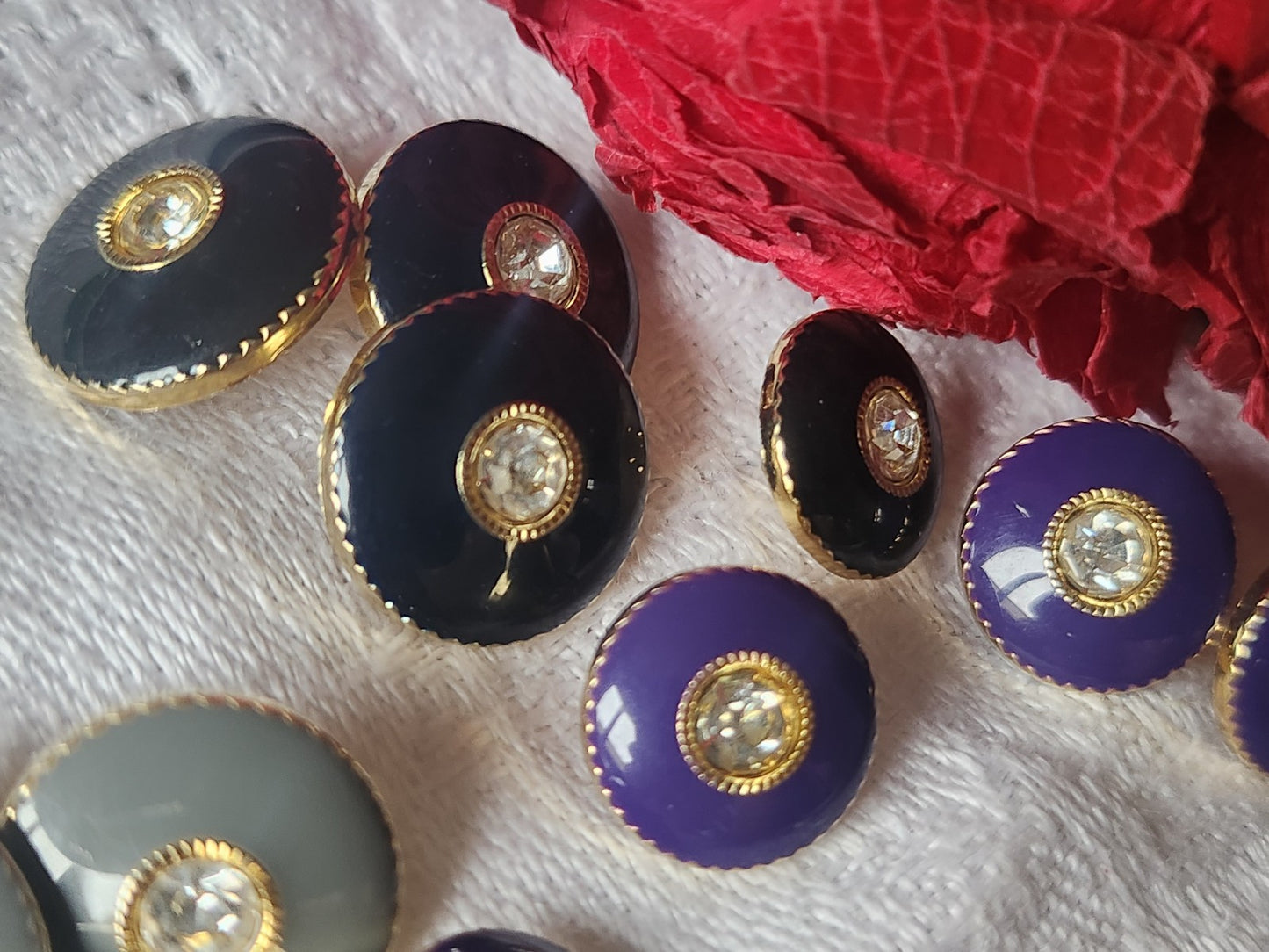Lot 15 boutons vintage panaché coeur en strass 1,1 à 1,4 cm ref 2678
