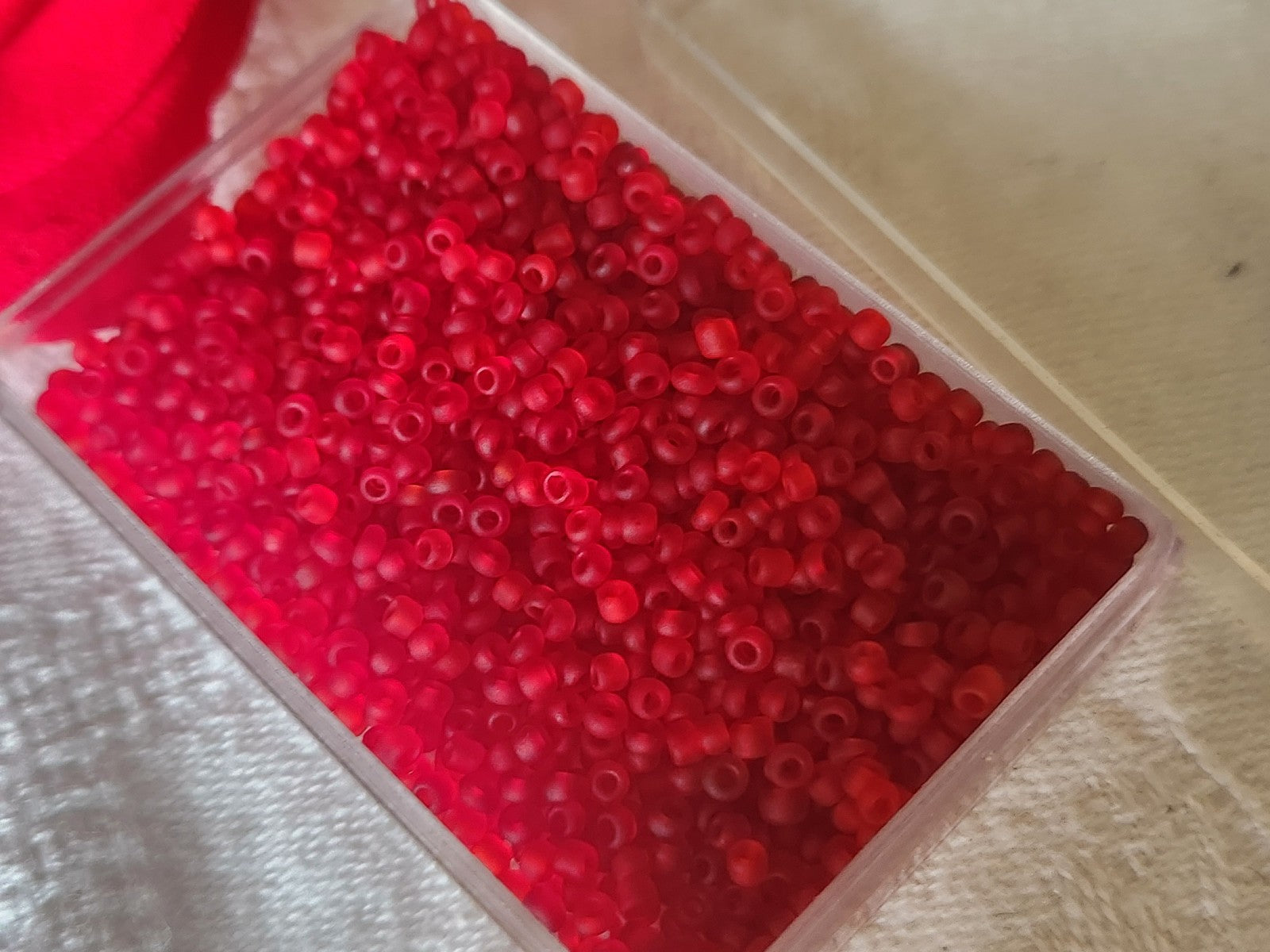 Lot environ 20 grammes de perles de rocaille rouge mat   n°14