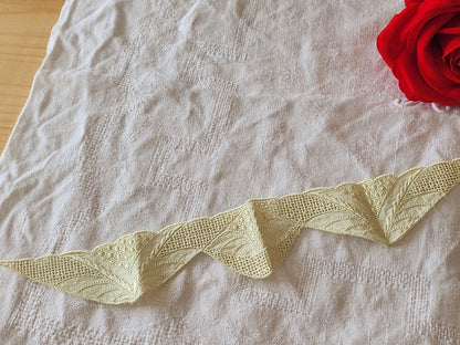 Incrustation application ancienne jaune 22 cm sur 4,8 cm dentelle T2-14
