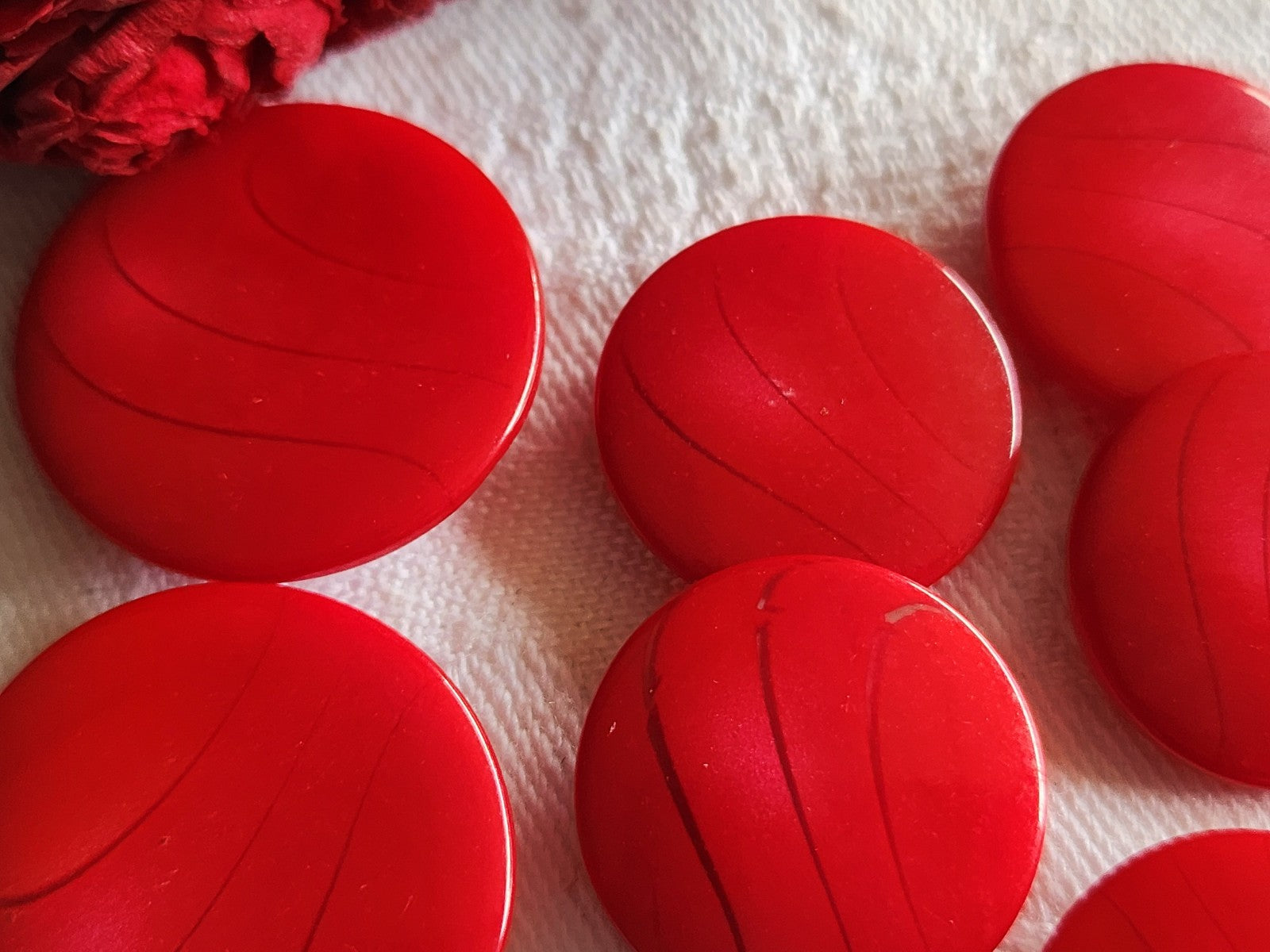 Lot 9 boutons vintage vague rouge pied  2,1 cm (7) et  2,6 cmc (2) ref 1123
