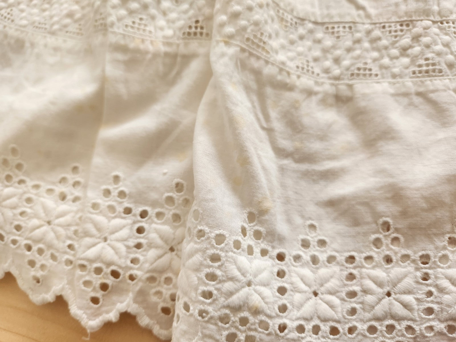 Petite robe ancienne enfant poupée blanc fine dentelle jour B6