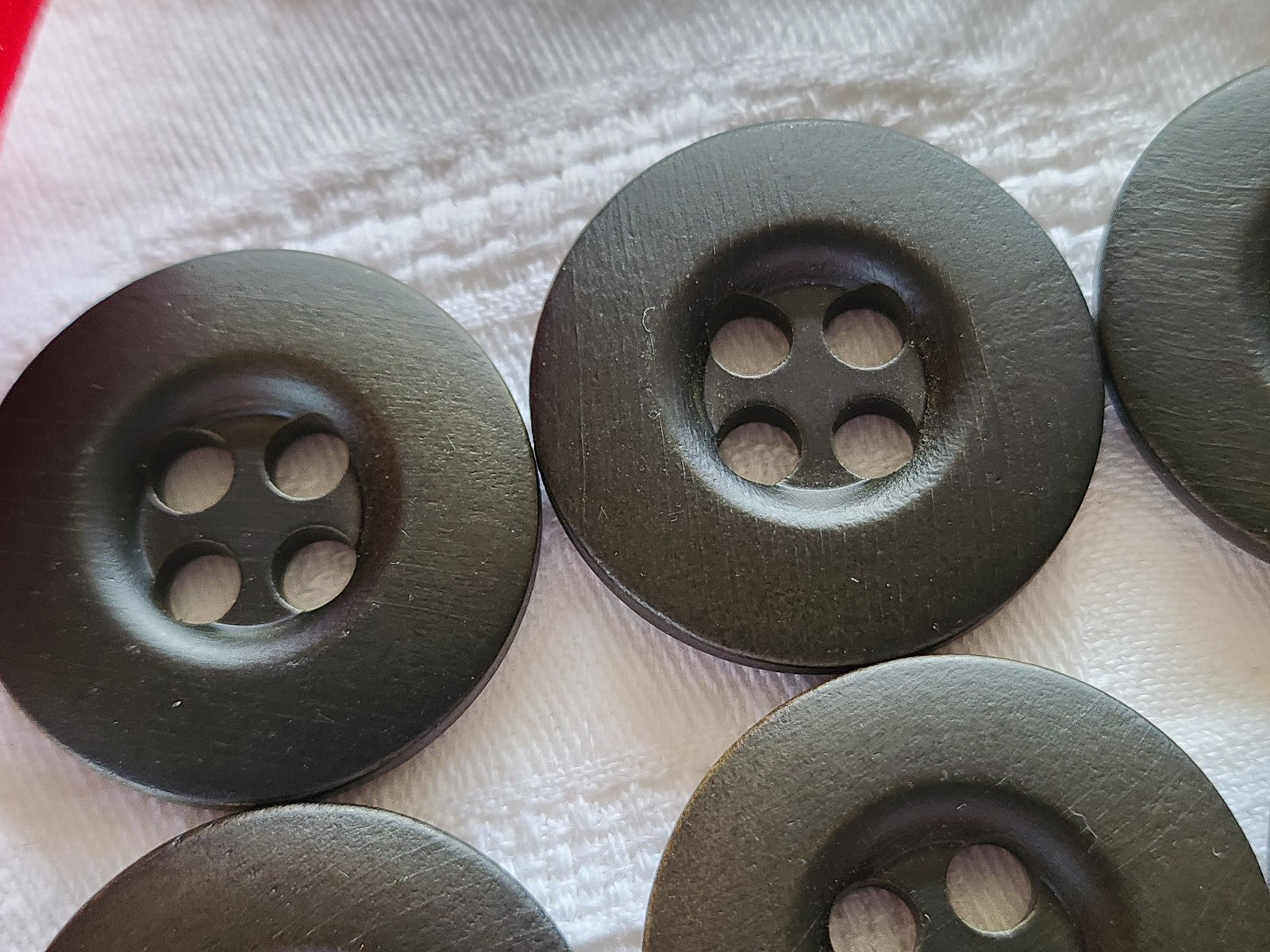 Lot 6 énormes boutons vintage en bois vert trés foncé 3,3 cm ref 2039
